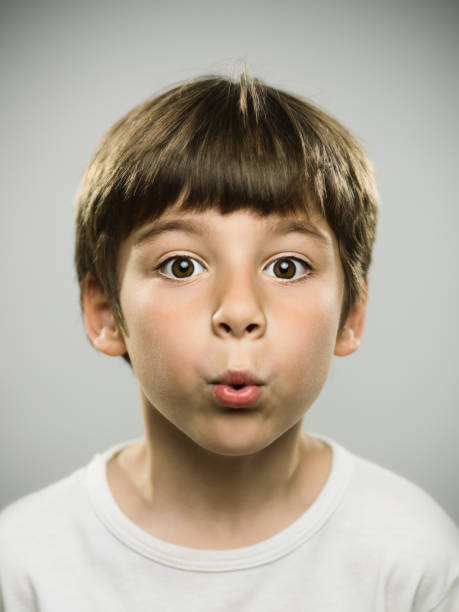 lindo niño silbando - silbar fotografías e imágenes de stock