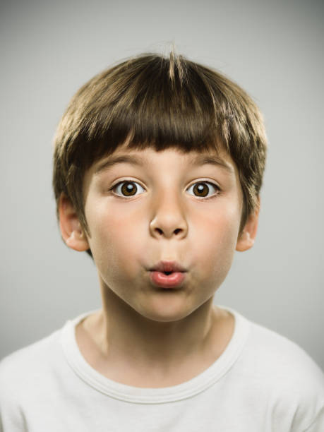 симпатичный маленький мальчик свист - puckering стоковые фото и изображения