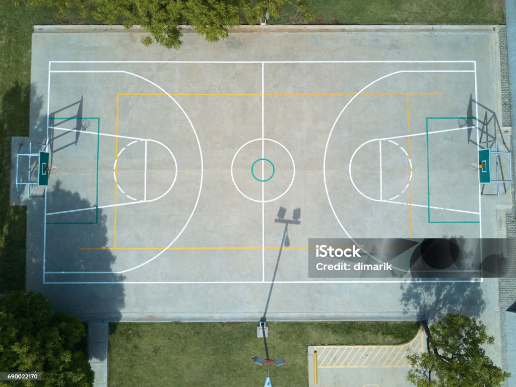 Vista aérea del campo de baloncesto - Foto de stock de Pistas libre de derechos