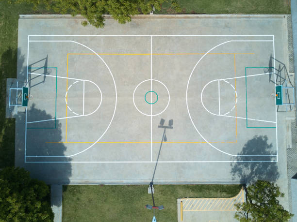 vista aérea del campo de baloncesto - on top of grass scenics field fotografías e imágenes de stock