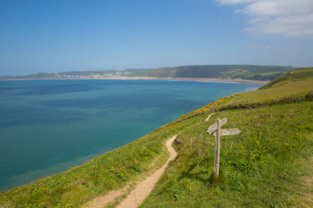 percorso costa per woolacome devon inghilterra regno unito in estate con cielo blu - woolacombe foto e immagini stock