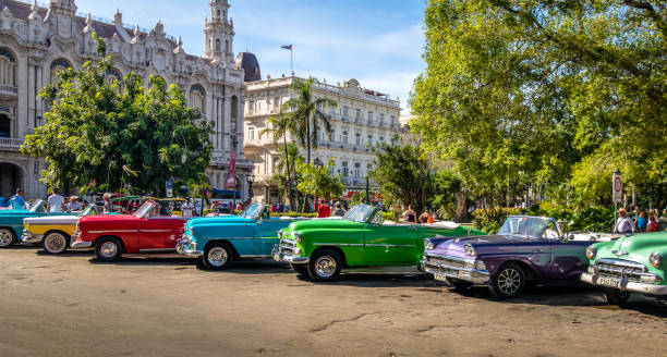 kubańskie kolorowe zabytkowe samochody przed gran teatro - hawana, kuba - car stationary blue sky zdjęcia i obrazy z banku zdjęć