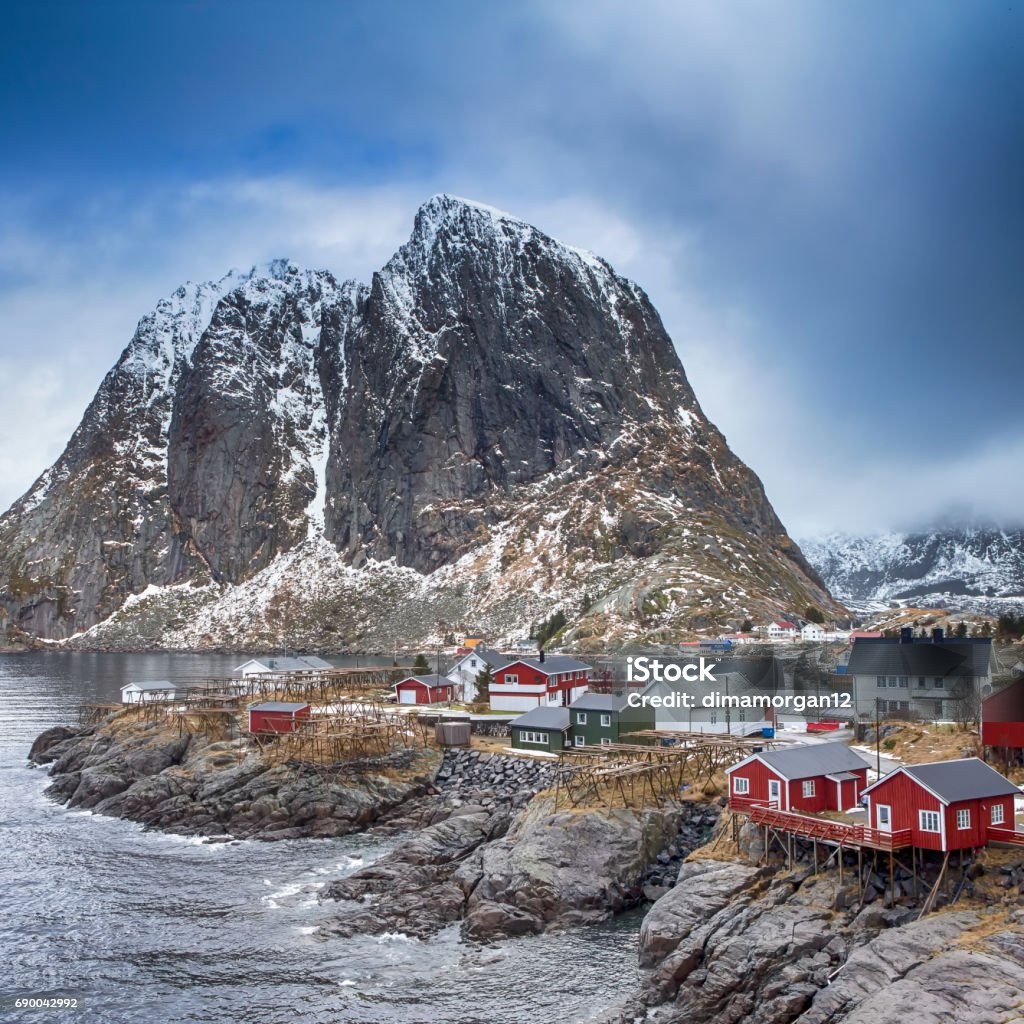 Curso de conceitos e ideias. Pitoresca vista deslumbrante sobre a vila de Hamnoy às ilhas Lofoten - Foto de stock de Aldeia royalty-free