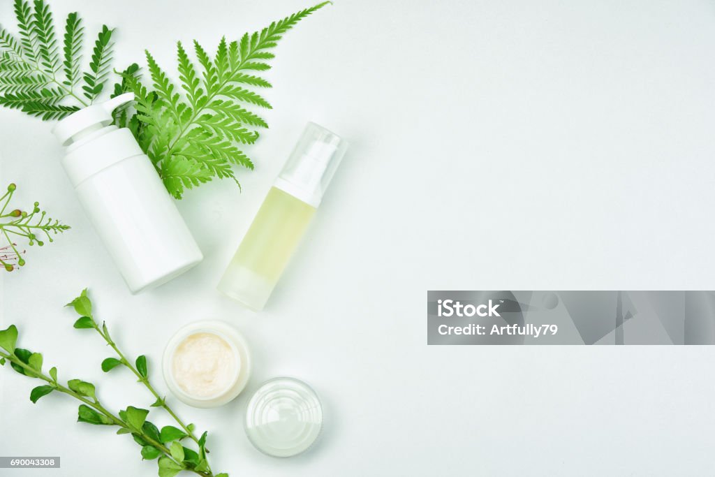 Kosmetische Flasche Behälter mit grünen Kräuter Blätter, leeres Etikett Paket für branding Mock-up, natürliche Bio-Beauty-Produkt-Konzept. - Lizenzfrei Ware Stock-Foto