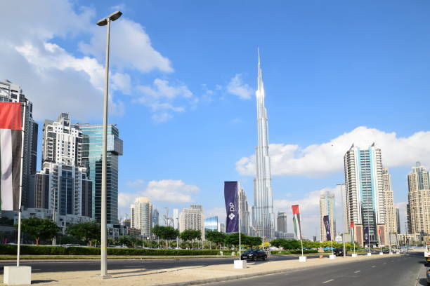 boulevard del jeque mohammed bin rashid de dubai, emiratos árabes - 14 de noviembre de 2015: cerca de centro comercial de dubái y burj khalifa el edificio más alto del hombre en el mundo - flag of the emirates fotografías e imágenes de stock