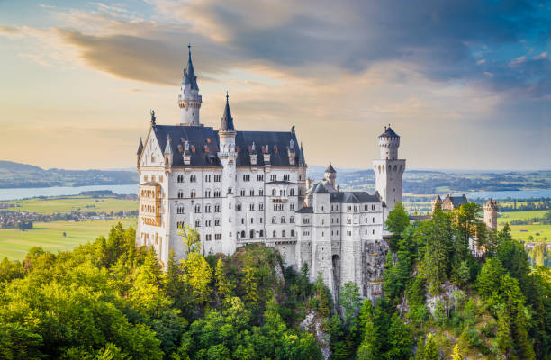 Famous Neuschwanstein Castle with scenic mountain landscape at sunset near FÃ¼ssen, Bavaria, Germany Beautiful view of world-famous Neuschwanstein Castle, the 19th century Romanesque Revival palace built for King Ludwig II, in beautiful evening light at sunset, Fussen, southwest Bavaria, Germany fã stock pictures, royalty-free photos & images