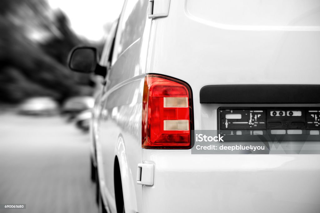 Van / transporteur en mettant l’accent sur le feu arrière - Photo de Plaque d'immatriculation libre de droits Van / transporteur en mettant l’accent sur le feu arrière - Photo de Plaque d'immatriculation libre de droits