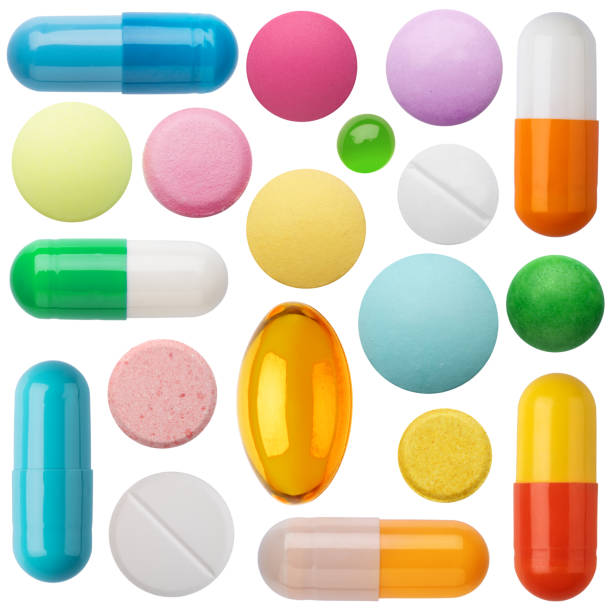 muchas píldoras y tabletas de colores aislados en blanco. - pills fotografías e imágenes de stock