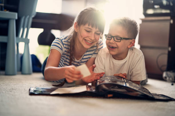 bratr a sestra při pohledu na fotoalbum - 10 až 11 let dítě před pubertou fotky - stock snímky, obrázky a fotky