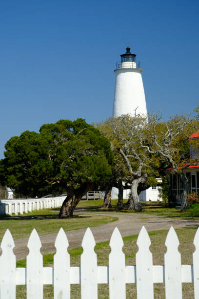 The fully functional Ocracoke Island Lighthouse protects ship traffic through the Ocracoke Inlet area The fully functional Ocracoke Island Lighthouse protects ship traffic through the Ocracoke Inlet area ocracoke lighthouse stock pictures, royalty-free photos & images