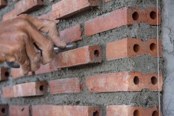 istock Construction mason worker with trowel and cement mortar 690116412