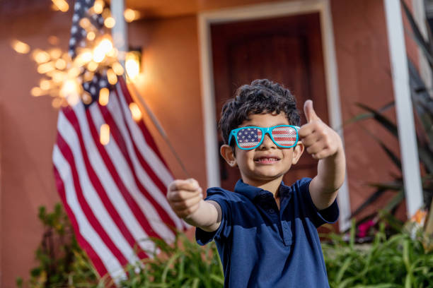 feliz de quatro de julho - child flag patriotism thumbs up - fotografias e filmes do acervo