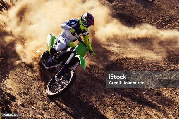 Photo libre de droit de Cavalier Professionnel Dirt Bike banque d'images et plus d'images libres de droit de Motocross - Motocross, Moto, Enduro - Motorcycle Race