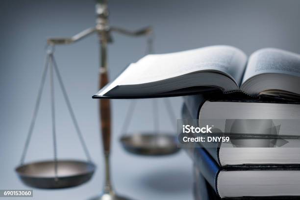 Stapel Von Gesetzesbücher Vor Waage Der Gerechtigkeit Stockfoto und mehr Bilder von Justizwesen