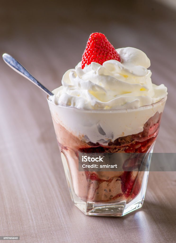 Eis mit Topping und Beeren im Glas - Lizenzfrei Bagel Stock-Foto