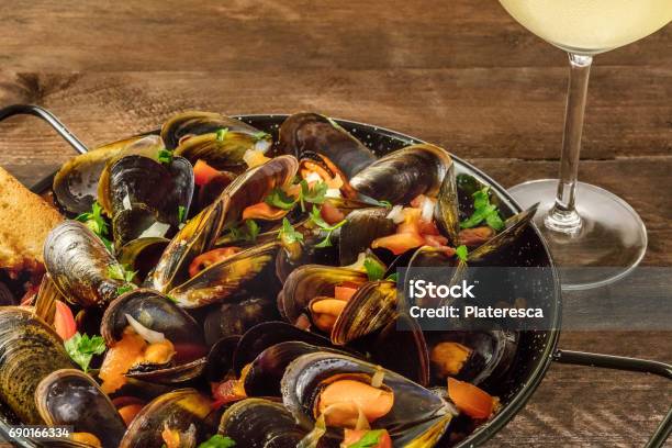 Sartén De Marinara Mejillones Con Vino Blanco En Fondo Rústico Foto de stock y más banco de imágenes de Mejillón