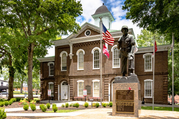 War Memorial in front of Loudon County Courthouse War Memorial in front of the Loudon County Courthouse which was built in 1872 and is still in use today. loudon stock pictures, royalty-free photos & images