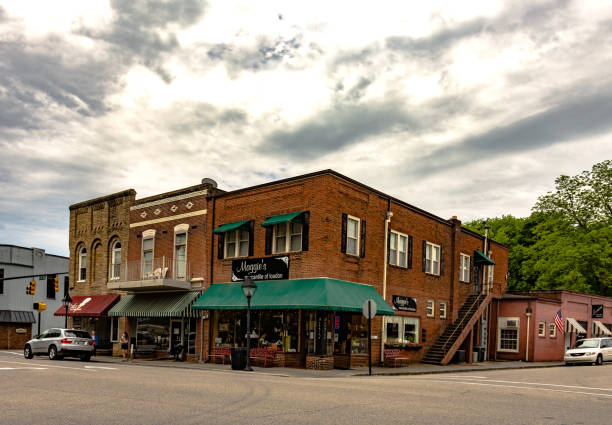 Downtown Loudon, TN Historic downtown Loudon businesses are typical of small town America. loudon stock pictures, royalty-free photos & images