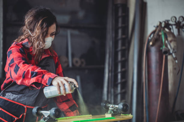 istock Spray painting skateboard 690192066