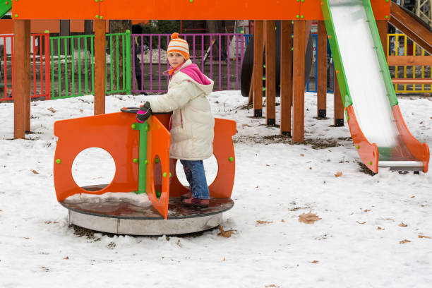 menina se divertindo no playground de inverno - playground snow winter little girls - fotografias e filmes do acervo