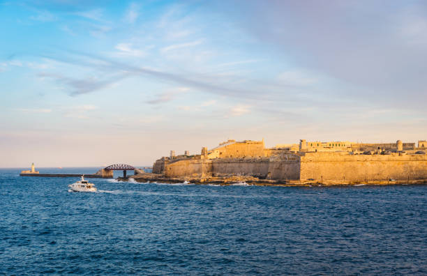 fuerte san elmo, valletta, malta - elmo fotografías e imágenes de stock