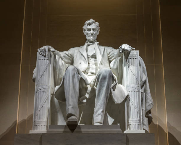 mutige beleuchtung für berühmte lincoln-statue - lincoln memorial washington dc people abraham lincoln stock-fotos und bilder