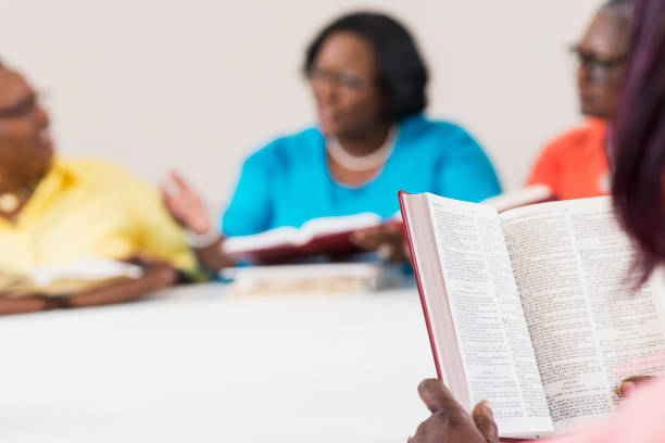 vista ritagliata del gruppo di studio biblico - study bible group of people talking foto e immagini stock