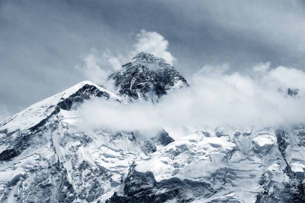 vista de la cima del monte everest desde el kala patthar - cascada de hielo fotografías e imágenes de stock