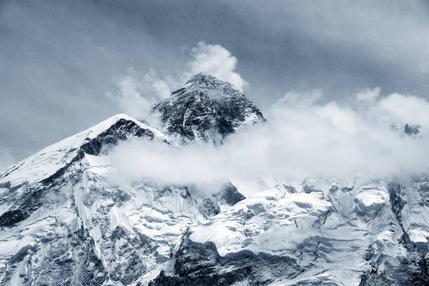 vista della cima dell'everest da kala patthar - icefall foto e immagini stock