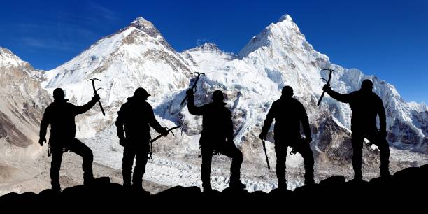 monte everest e lhotse e silhouette di scalatori - himalayas mountain climbing nepal climbing foto e immagini stock