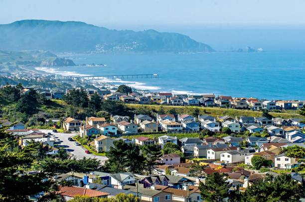 太平洋のカリフォルニアの海岸線を中心にした、選定的建築 - monterey bay ストックフォトと画像