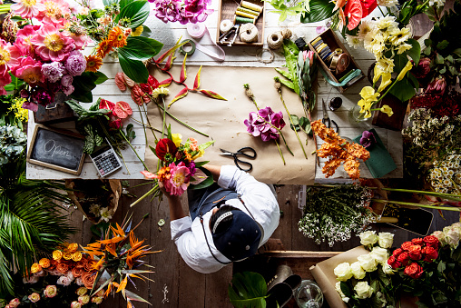 Florista trabajando en arreglos florales entre la flor photo