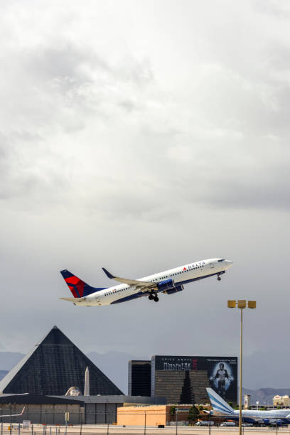 las vegas hotel casino buildings con aereo che decolla in primo piano - new york new york hotel foto e immagini stock