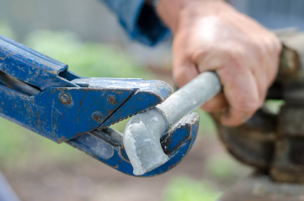 istock Old blue wrench unwind elbow from pipe, close up 690285162