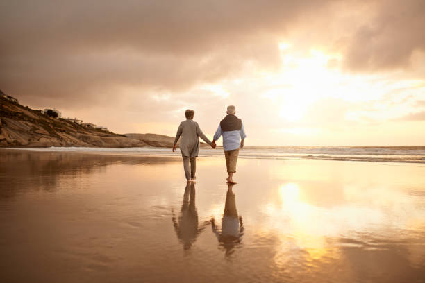 dove c'è amore duraturo c'è vita - holding hands couple senior couple togetherness foto e immagini stock