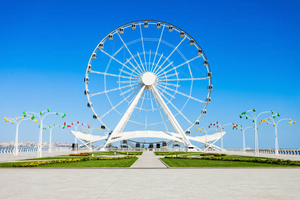 Baku Ferris Wheel, Azerbaijan Baku Ferris Wheel also known as the Baku Eye is a Ferris wheel on Baku Boulevard in the Seaside National Park of Baku, Azerbaijan ferris wheel stock pictures, royalty-free photos & images