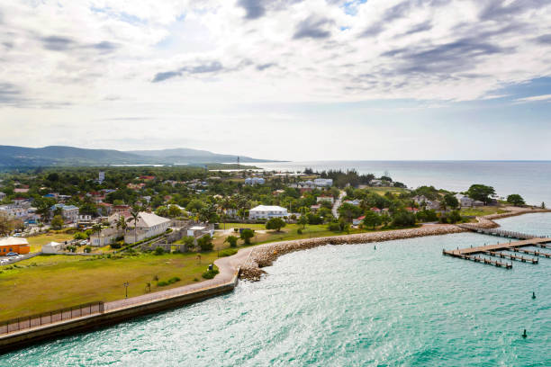 port de falmouth dans l’île de jamaïque, caraïbes - falmouth jamaica photos et images de collection
