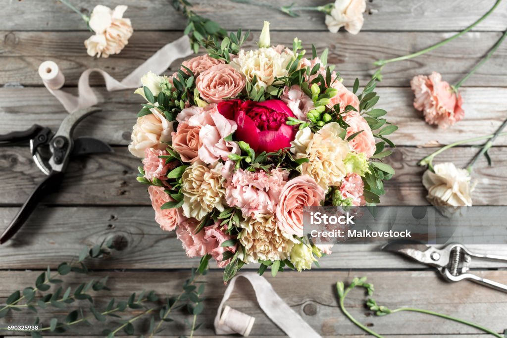 Le Bureau de fleuriste avec des outils de travail sur le fond en bois vieux gris - Photo de Magasin de fleurs libre de droits