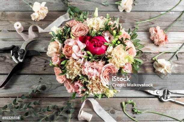 Photo libre de droit de Le Bureau De Fleuriste Avec Des Outils De Travail Sur Le Fond En Bois Vieux Gris banque d'images et plus d'images libres de droit de Magasin de fleurs