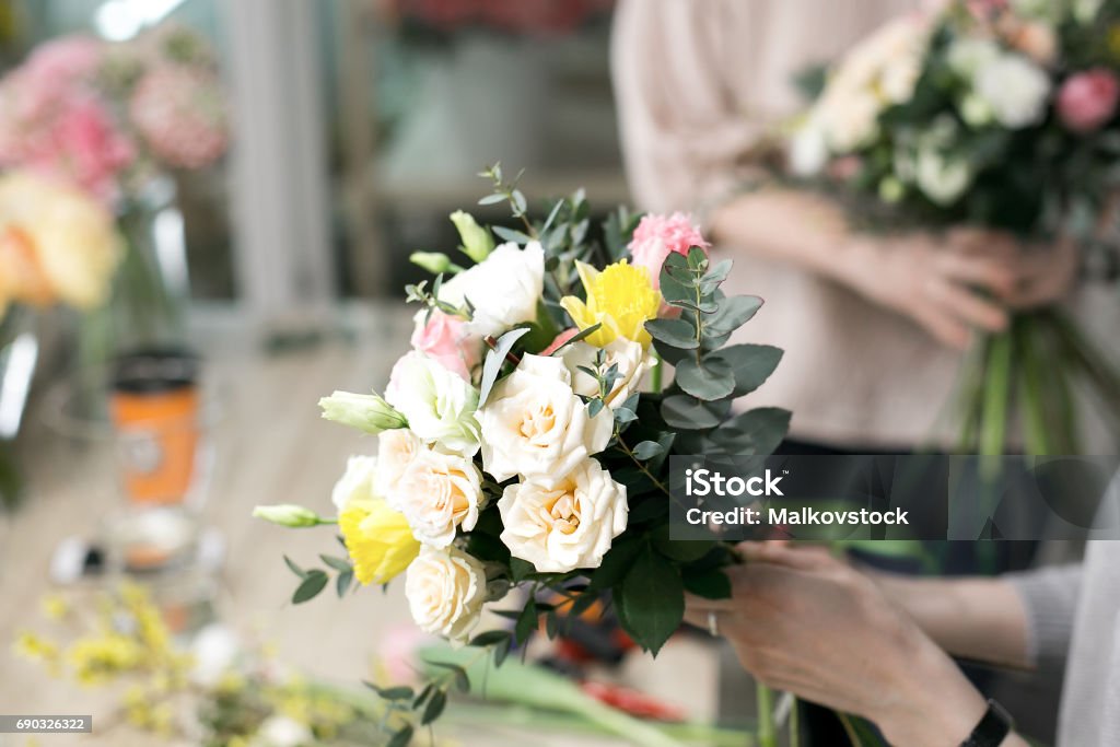 Fleuriste Atelier, faire des bouquets et compositions florales. Femme collecte un bouquet de fleurs. Flou artistique - Photo de Fleur - Flore libre de droits