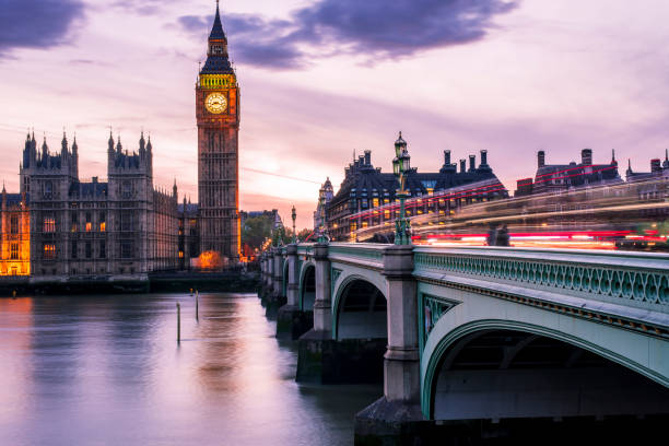 big ben por la noche con senderos de luz de coche - westminster bridge fotografías e imágenes de stock