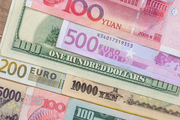 банкноты самых доминирующих стран мира - доллар, евро, юань, иена - currency symbol currency chinese yuan note taiwanese currency стоковые фото и изображения