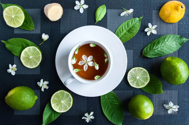 copo branco com chá. verde, preto, ervas, jasmine chá com limão e gengibre. plano de fundo. tema de chá vista de cima - mint tea lemon tea leaves glass - fotografias e filmes do acervo