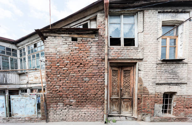 istock old house, abandoned house 690396306