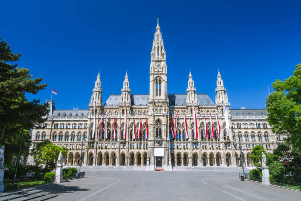 wiener rathaus im frühjahr mit klarer blauen himmel - architecture austria journey building exterior stock-fotos und bilder