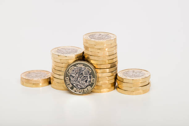 pile of pound coins - british currency currency uk coin imagens e fotografias de stock