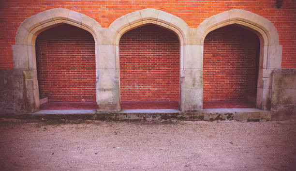 Eva Ozkoidi_Gallery with three red brick arches