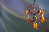 dreamcatcher-auf-eine-farbe-samt-background-concept-traum.jpg?b=1&s=170x170&k=20&c=NV6oE0JQLtB2fWYgZlscTNT0u8Fceo_5im7jQJVdZcE=