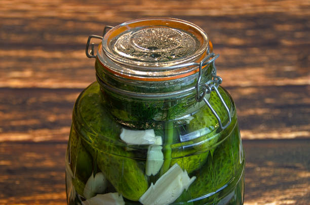 pepinos en vinagre cristal - relish jar condiment lid fotografías e imágenes de stock