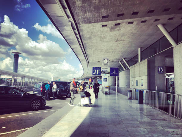 personas que ingresan a roissy charles de gaulle airport en parís, francia - charles de gaulle fotografías e imágenes de stock